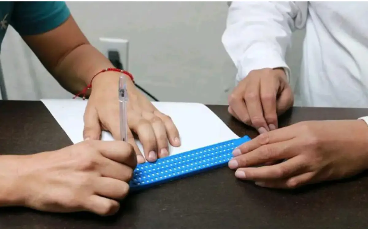 Avances tecnológicos desplazan al sistema braille